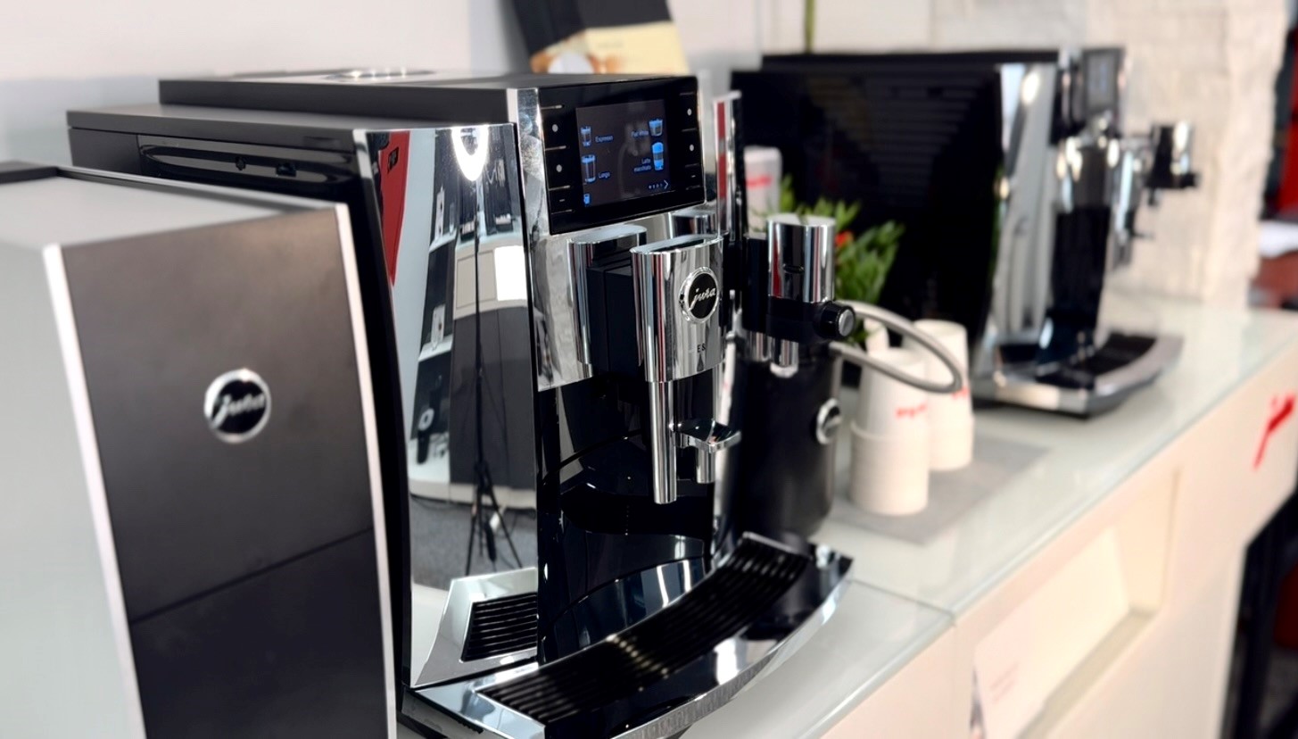Jura E8 Comparison of current‑generation and previous‑generation on a countertop